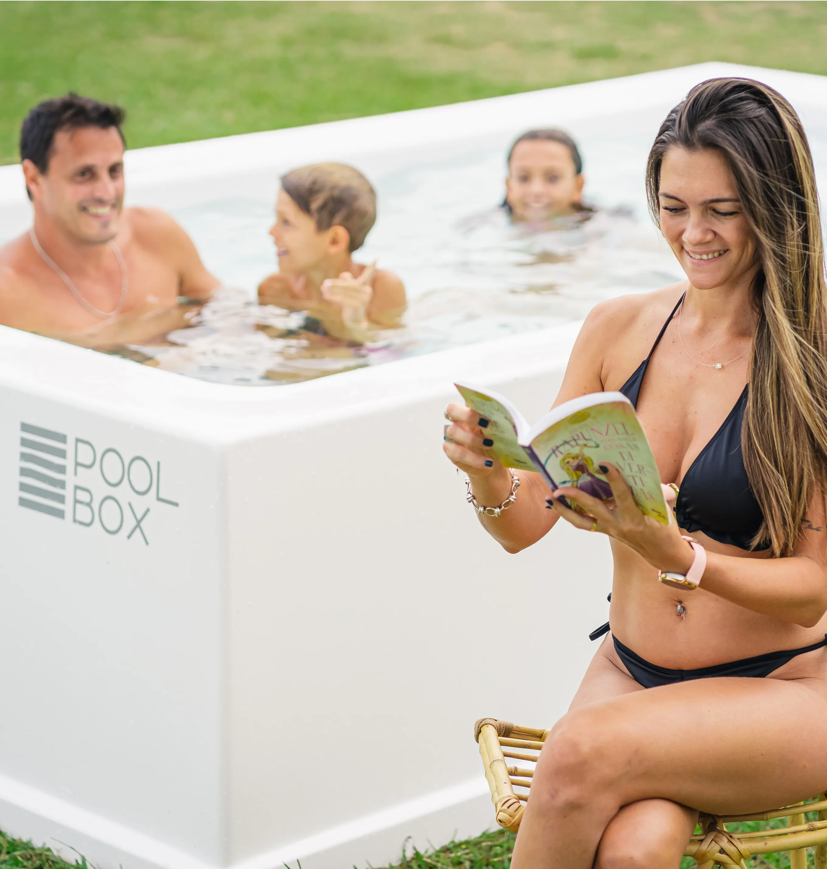 Familia disfrutando de su Poolbox