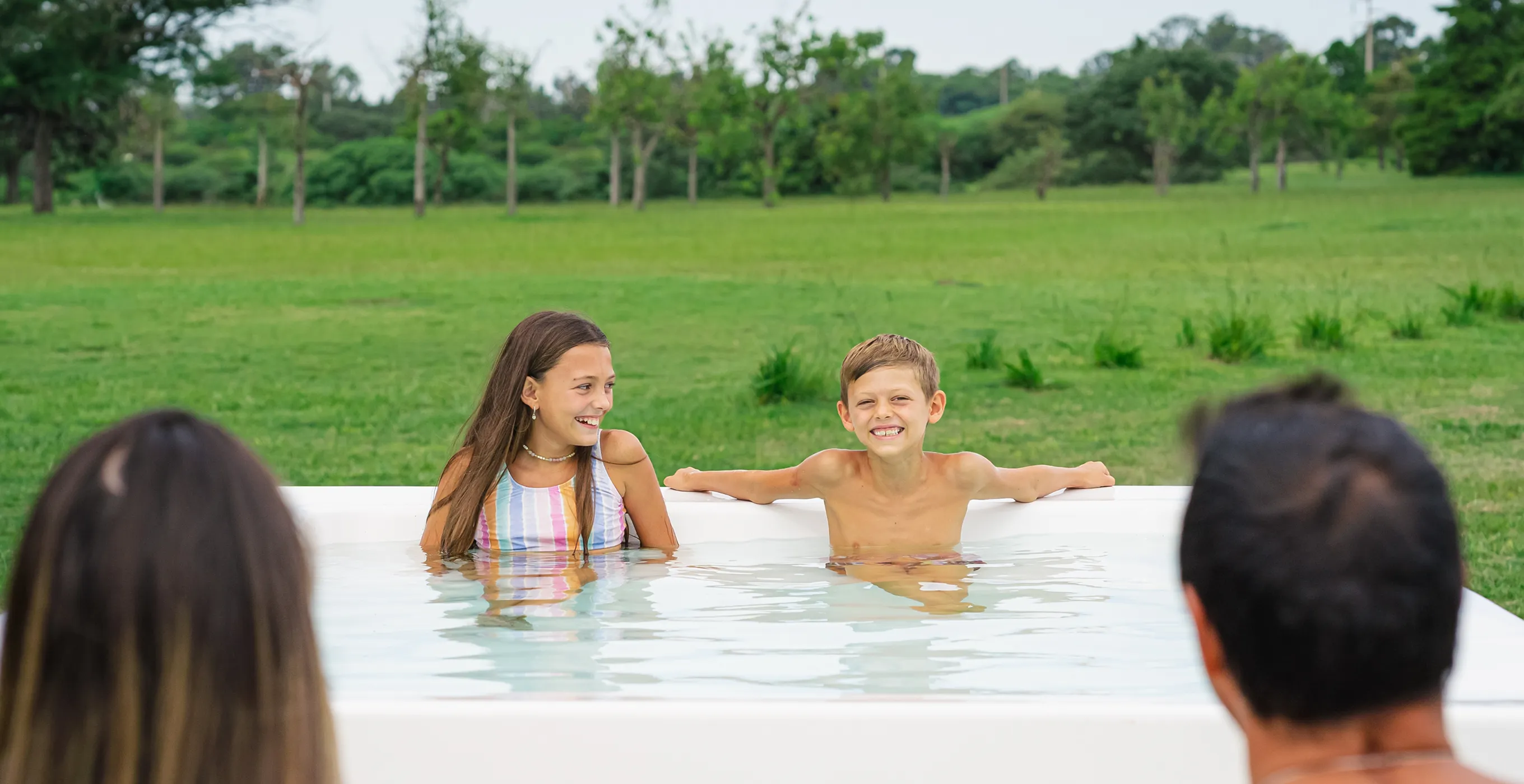 Niños disfrutando de Poolbox en jardín